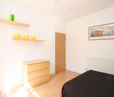 1 bedroom in a house share to rent - Photo 2
