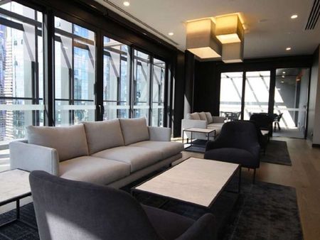 Luxury Furnished, Spacious & Bright Apartment - Photo 3