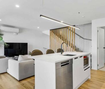 Riverside Retreat: 3BR Townhouse with views - Photo 3