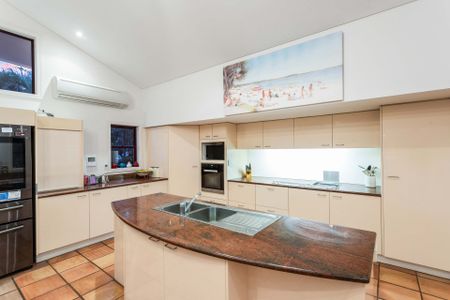 For Rent - Waterfront Beauty Offering a Holiday Lifestyle. - Photo 3