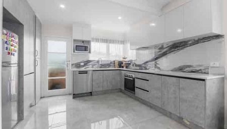 Modern Living in the Heart of Papatoetoe! - Photo 2