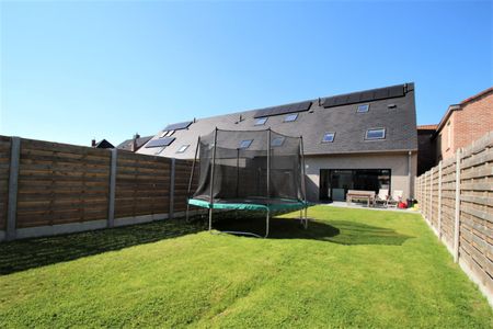 Recente tussenwoning met drie slaapkamers en zonnige tuin - Photo 2