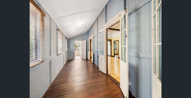 Charming 3 Bedroom Queenslander with Newley Renovate Kitchen. - Photo 1