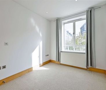 Stylish 2-Bedroom First Floor Apartment. - Photo 5