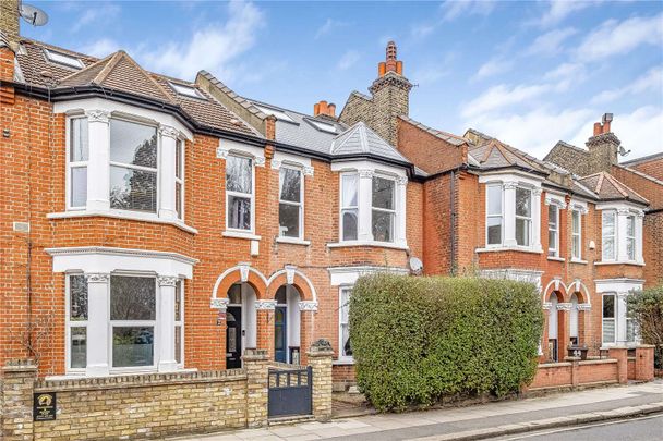 A lovely four bedroom family home in the heart of Wimbledon. - Photo 1