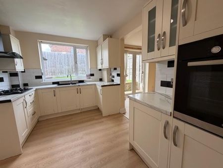 3 bedroom semi-detached house to rent - Photo 4