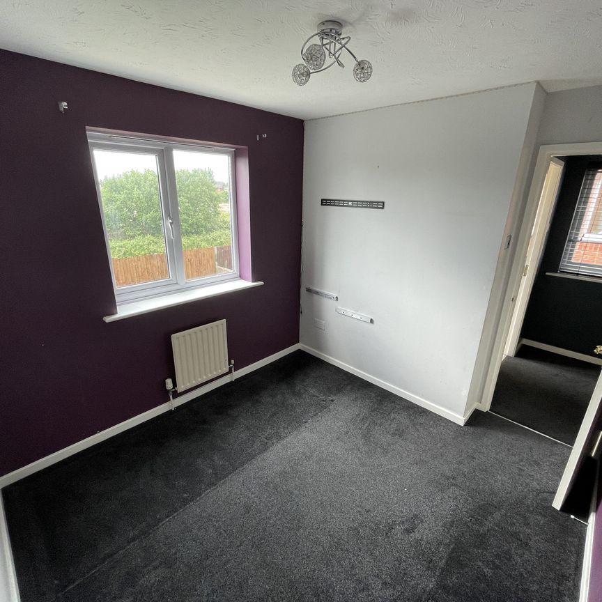 Modern 3-bed end town house in a sought-after Derby location. Spacious lounge, open kitchen -diner, master with en-suite, two further bedrooms and family bathroom. Driveway for three cars and private rear garden. Ideal family home close to schools and amenities. - Photo 1