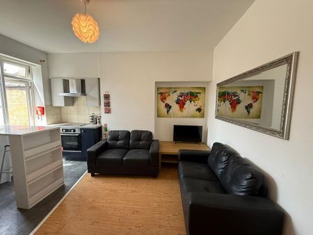 1 bedroom in a house share to rent - Photo 2