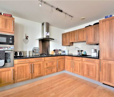 A 3 Bedroom Apartment Instruction to Let in Bexhill - Photo 6