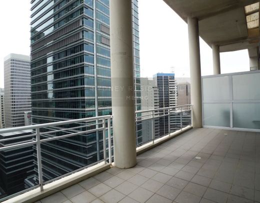 New Flooring, Freshly Painted Spacious 2 Bedroom Split Level Apartment - The Summit - Photo 1