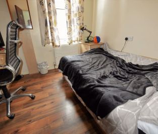 4 bedroom House in Crossfield Street, Leeds - Photo 5