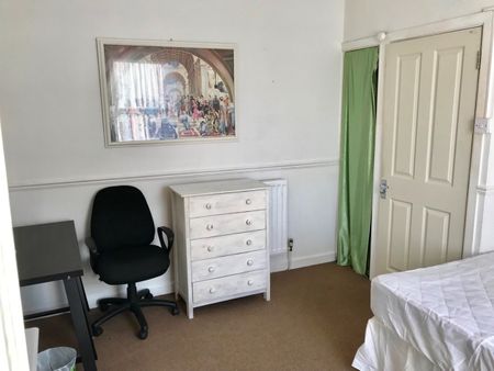 4 Bed Semi-Detached House, Middle Street, SO14 - Photo 4