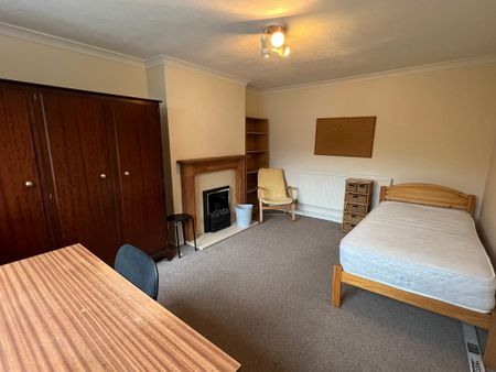 4 bedroom semi-detached house to rent - Photo 3