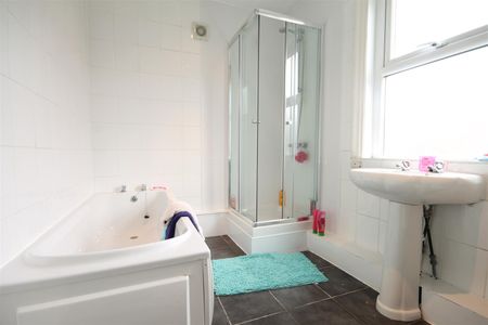 Warton Terrace, Heaton - Photo 2