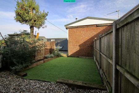 2 bedroom end of terrace house to rent - Photo 2