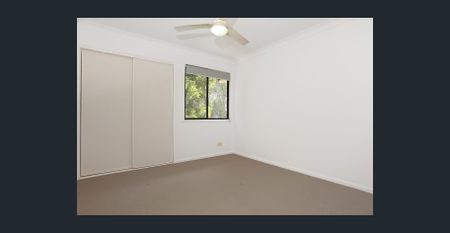 Beautifully Refurbished Townhouse in Quiet, Convenient Location - Photo 2