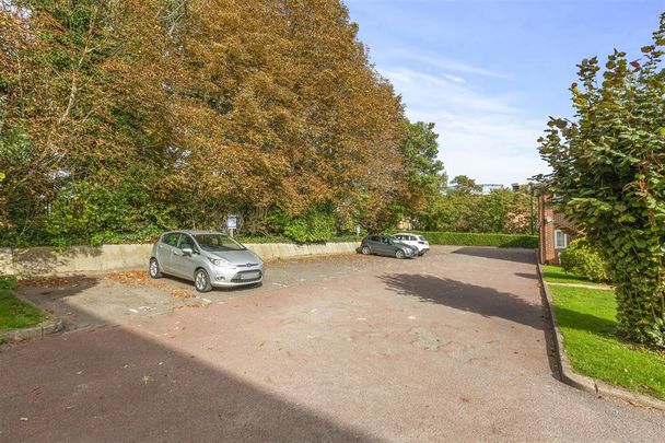 Queen Alexandra Road, High Wycombe - Photo 1