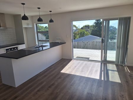 Private, Modern Townhouse West Auckland - Photo 3