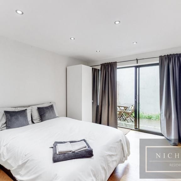 4 bedroom mews to rent - Photo 1