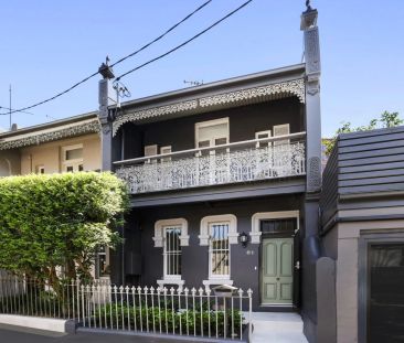 A sophisticated newly renovated terrace home located in a prime cit... - Photo 4