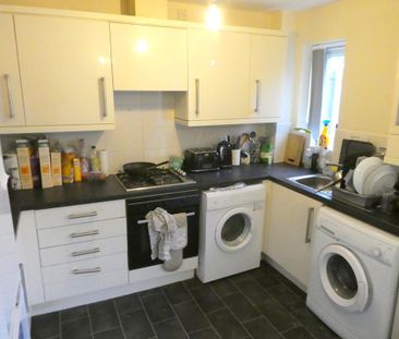 4 bedroom end of terrace house to rent - Photo 6