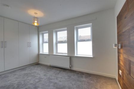 3 bedroom flat to rent - Photo 4
