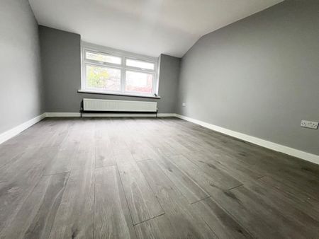 2 Bed Terraced House, Eastwood Road, IG3 - Photo 2