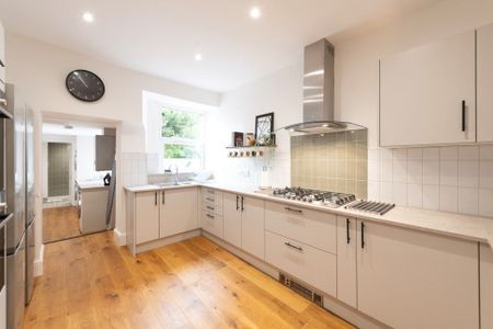 Modern Ensuite in Sociable Kingswood Home - Photo 5