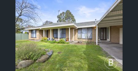 VERSATILE THREE BEDROOM FAMILY HOME IN A PRIME LOCATION - Photo 2