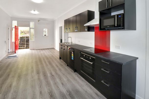 Aro Valley , Spacious 5 bedroom flat - Photo 1