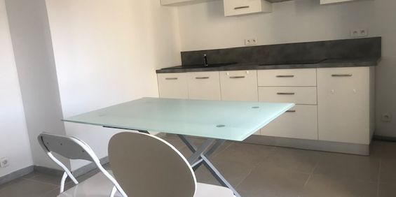 APPARTEMENT F2 AU 3EME ÉTAGE COURS ARISTIDE BRIAND ORANGE, - Photo 3