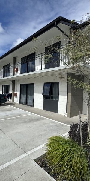 **One Bedroom Apartment in Hamilton City Central – $350 per Week** this one-bedroom, one-bathroom apartment is located in the heart of Hamilton City Central **Key Features:** - Spacious 1 bedroom with ample natural light - Dedicated off-street parking space for 1 vehicle - Easy access to Hamilton’s central business district, transport links, shopping, and dining options This apartment presents an excellent opportunity to enjoy urban living with easy access to all Hamilton has to offer. - Photo 1