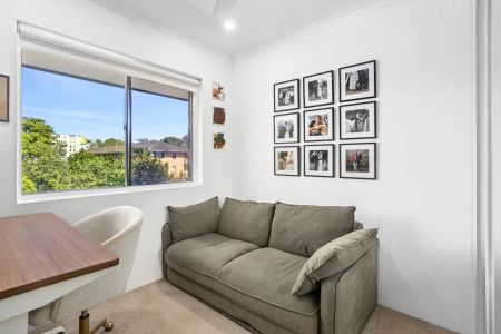 Executive Furnished Apartment in Prime Location - Walk to beach and Amenities - Photo 3