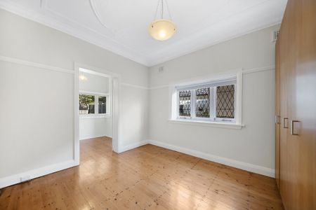 Charming Art Deco Apartment in a Premier Mosman Location - Photo 5