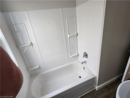 For Lease - 4865 SIMCOE Street, Niagara Falls, Ontario - Photo 5