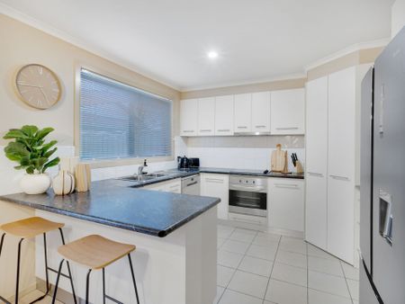 Stylish, Fully Furnished Townhouse - Photo 4