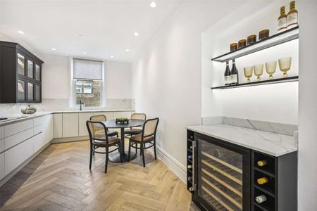 A refurbished top floor Penthouse in this impressive red brick mansion block. - Photo 5