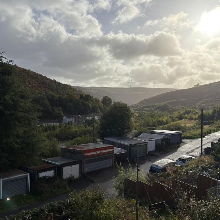 3 bedroom end of terrace house to rent - Photo 1