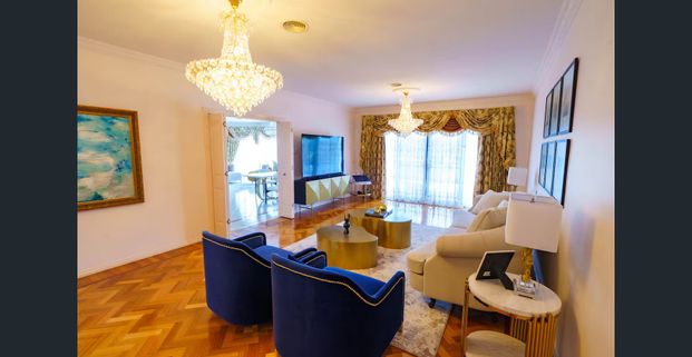 Serene 5-Bedroom Lakeside Home - Photo 1