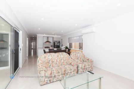 “Modern 4 Bedroom home” - Photo 2