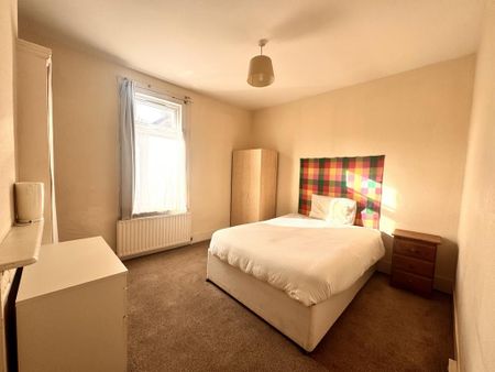 1 bedroom in a flat share to rent - Photo 3