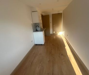 Studio Flat, Streatham High Road, SW16 - Photo 6