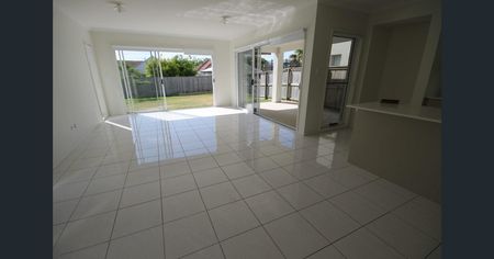 Spacious 5-Bedroom Family Home in the Heart of Cannon Hill! - Photo 4