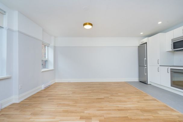 110 Oriole Parkway - Photo 1