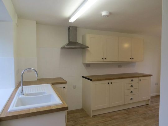 2 bedroom end of terrace house to rent - Photo 1