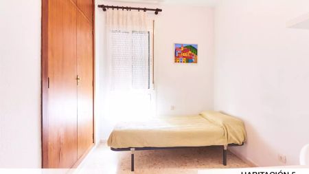 Room in a shared 5-bedroom apartment for rent in Triana - Foto 4