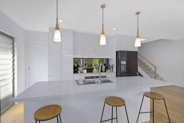 Spacious 3 Bedroom Townhouse - Luxury Living & Ocean Glimpses! - Photo 1