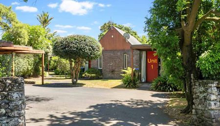 Character 1 bedroom townhouse - Photo 4