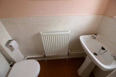 3 bedroom semi-detached house to rent - Photo 4