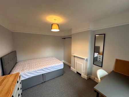 4 or 5 bedroom house - Photo 3